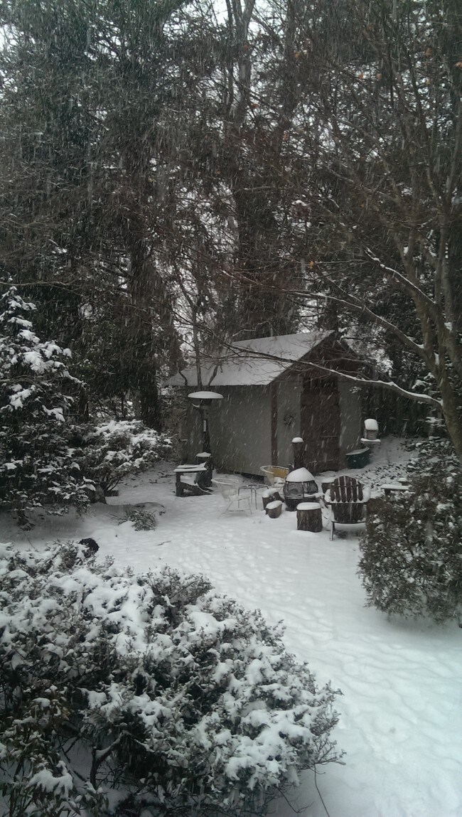 Building Photo - 1525 Dawnview Dr