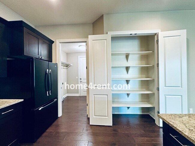 Building Photo - Main Level Primary Bedroom, Updated Kitche...