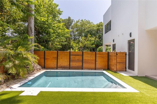 Building Photo - 3047 Elizabeth St