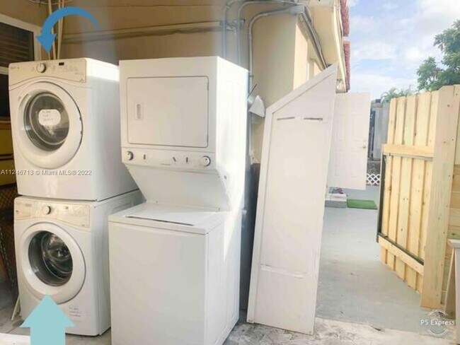 Building Photo - 2724 SW 34th Ct