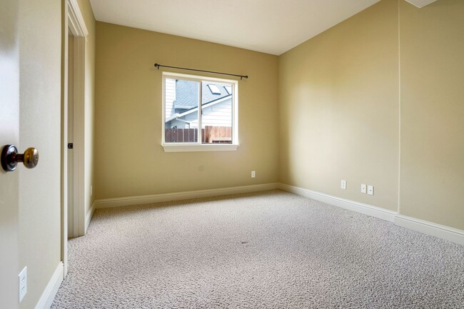 Building Photo - Spacious 4 bed, 3 bath home with sprawling views in West Salem