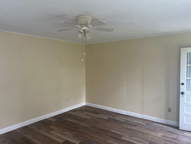 Building Photo - RARE CARSON LANE DUPLEX AVAILABLE