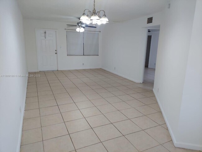 Building Photo - 978 SW 10th Dr