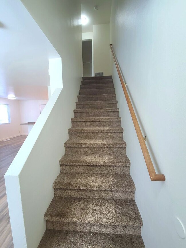 Building Photo - Charming 2 bedroom 1 bath townhome available!
