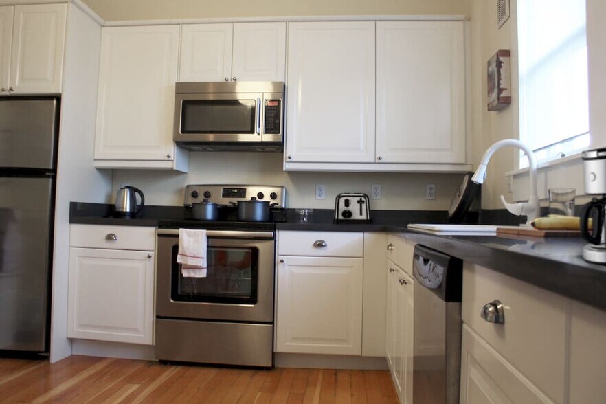 Building Photo - 1523 SE Ankeny St