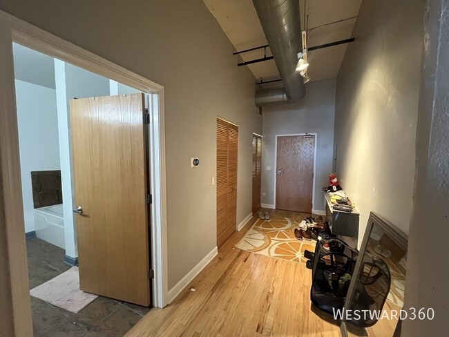 Building Photo - 221 E Cullerton St