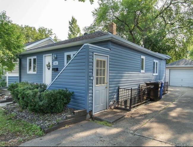 Building Photo - 1641 Broadway N