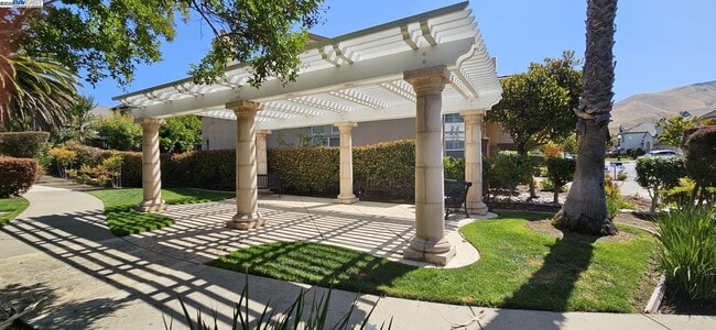 Building Photo - 43401 Laurel Glen Cmn