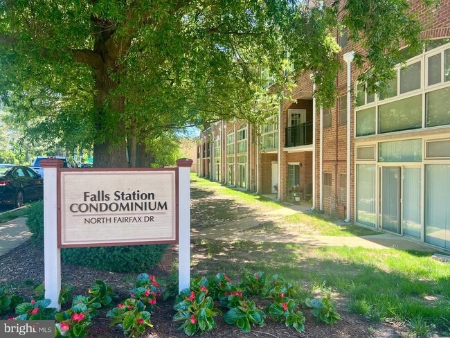 Building Photo - 6924 Fairfax Dr