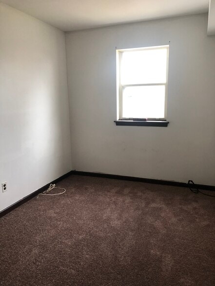 Bedroom - 611 Country Ln