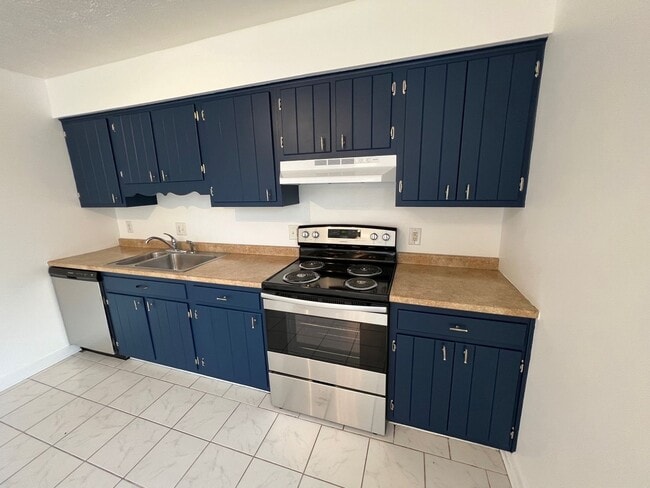 Building Photo - Spacious 3 Level Townhome with New Floorin...
