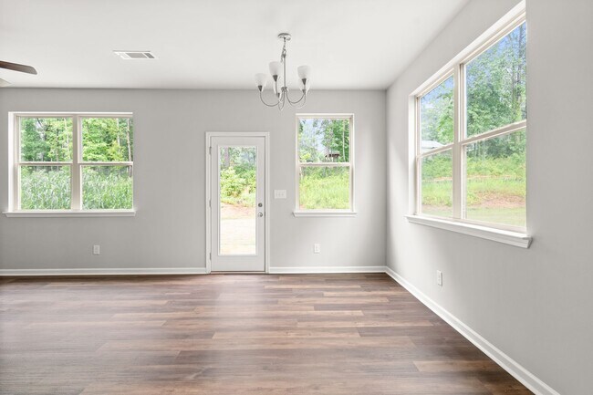 Building Photo - 4 bed / 2.5 bath in Gainesville! Retreat a...