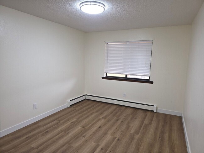 Building Photo - Remodeled 2 Bedroom, 1 Bathroom Apartment- Close to shopping!