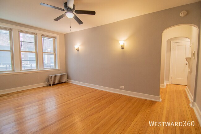 Building Photo - 1624 W Sherwin Ave