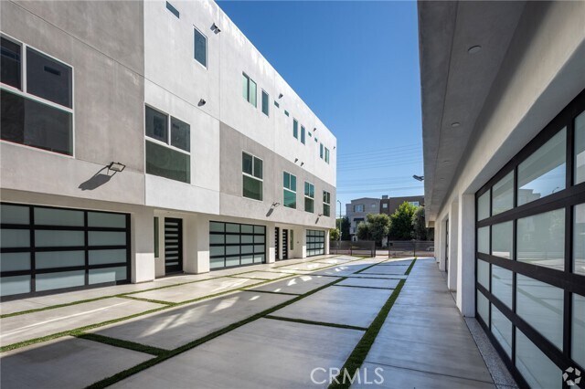 Building Photo - 5655 Hazeltine Ave