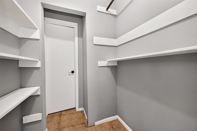 Building Photo - 19002 Mirror Lake Dr