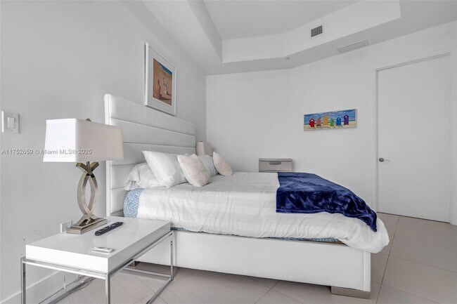 Building Photo - 15811 Collins Ave