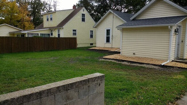 Building Photo - 901 1st St N