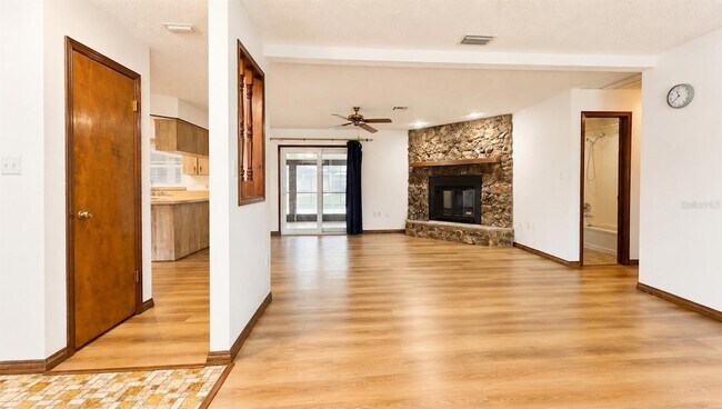 Building Photo - 35025 Raintree Dr