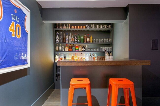 Building Photo - 811 Halsey Ln