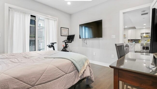 Building Photo - 309 E St