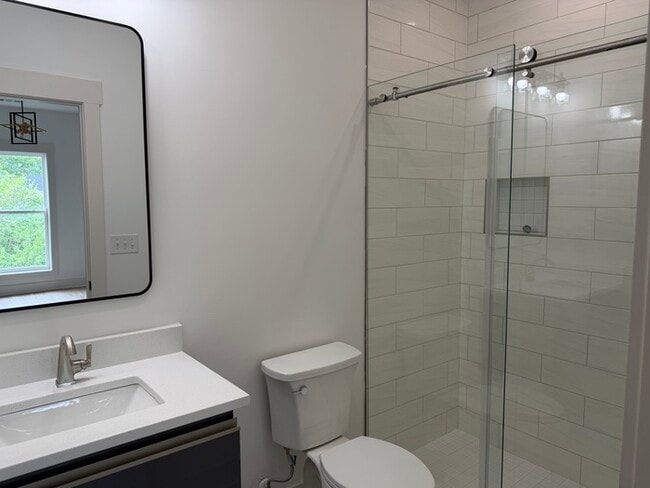 Building Photo - Unit D