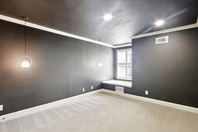 Building Photo - 2500 Steck Ave