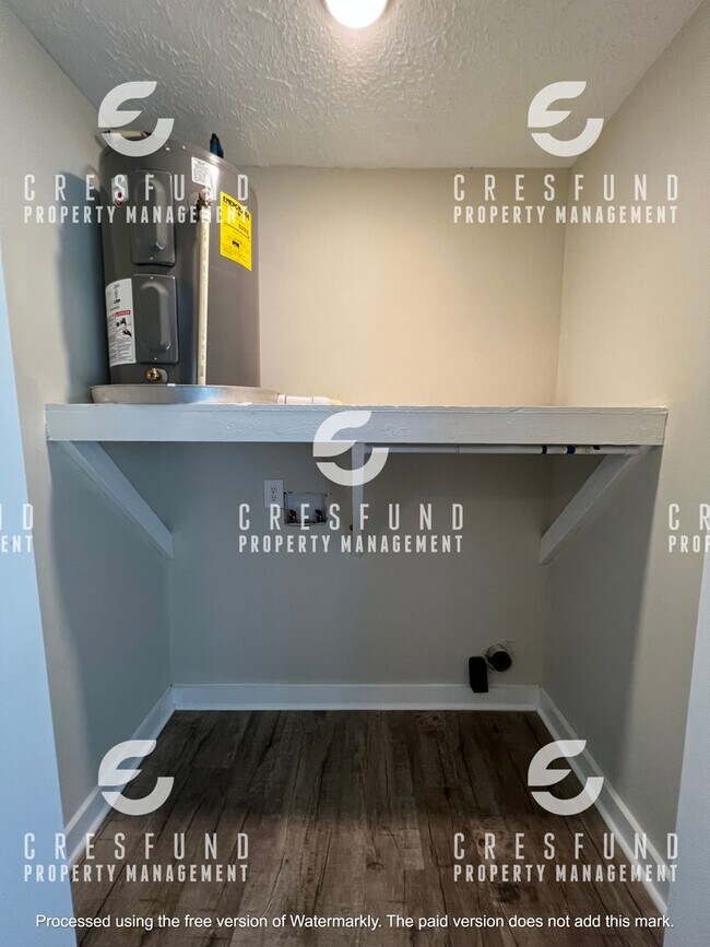 Building Photo - 2ND FLOOR Spacious & Updated 1 Bed, 1 Bath Apartment