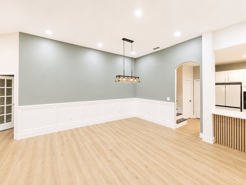 Building Photo - 10725 Banfield Dr