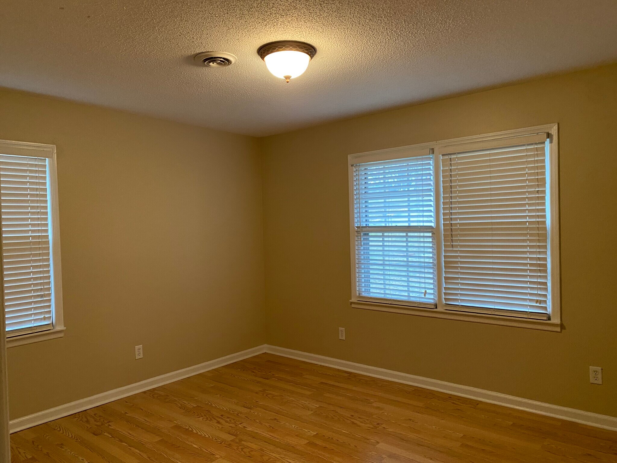 Building Photo - 215 Navaho Trl