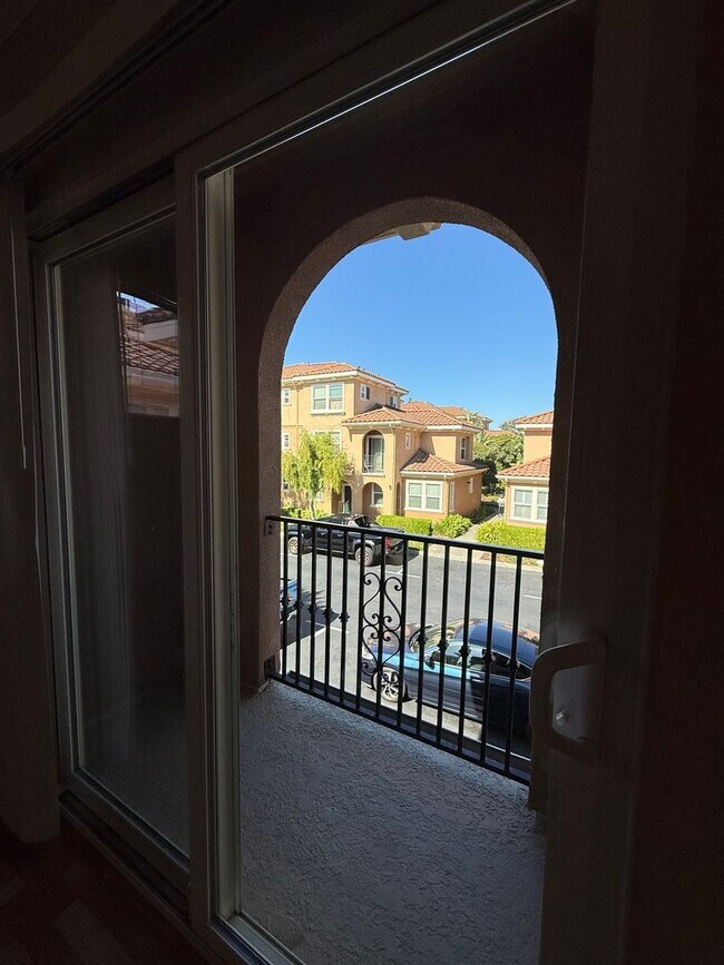 Building Photo - 2 Bed | 2 Bath | 1300 SF | Private 2 Garage | Private One Car Garage | Owner pays WS&G