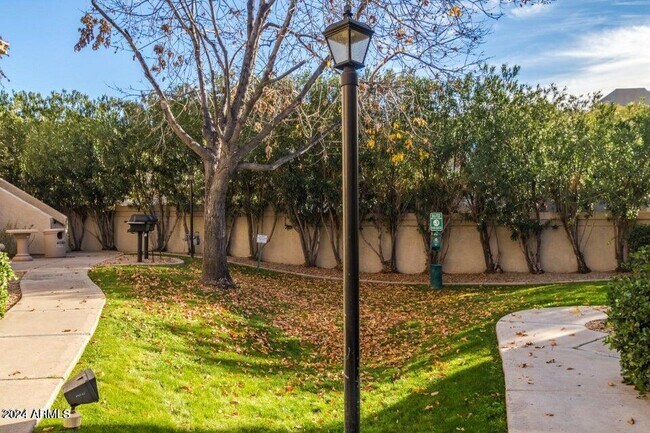 Building Photo - 9550 E Thunderbird Rd