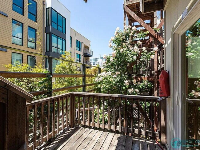 Building Photo - 64 Langton St
