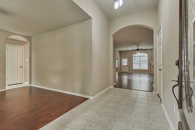 Building Photo - 27 E Russet Grove Cir