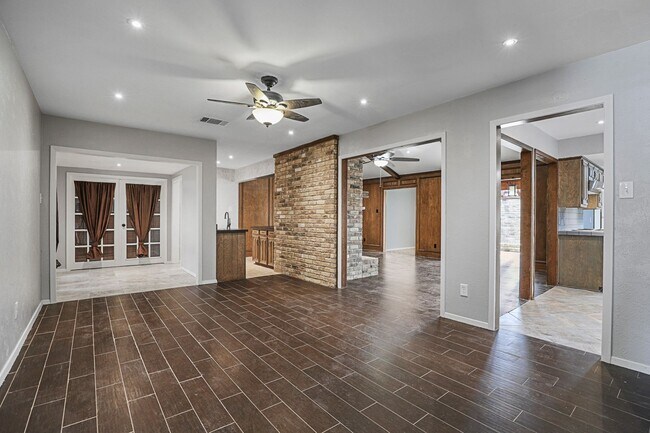 Building Photo - Elegantly Renovated Hickory Creek Home!