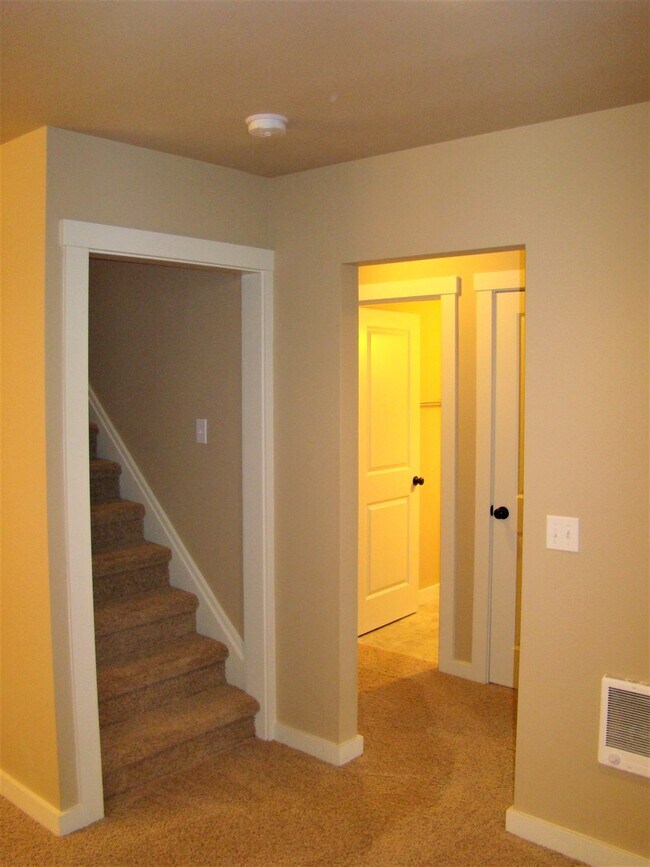 Building Photo - Charming 3 bedroom, 2 bath home