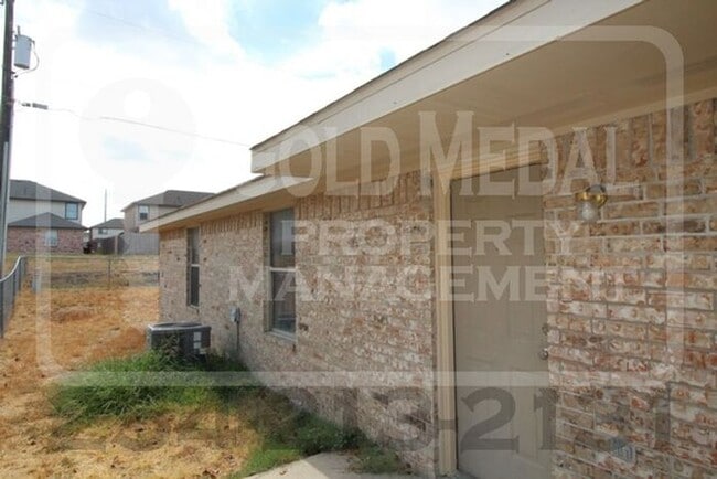 Building Photo - 2802 Alma Dr