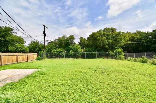 Building Photo - Welcome home to 6903 Tallahasse!