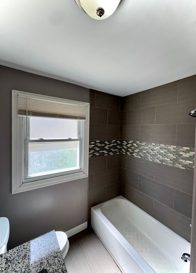 Building Photo - Private & Charming 2 Bed/1 Bath Ranch Styl...