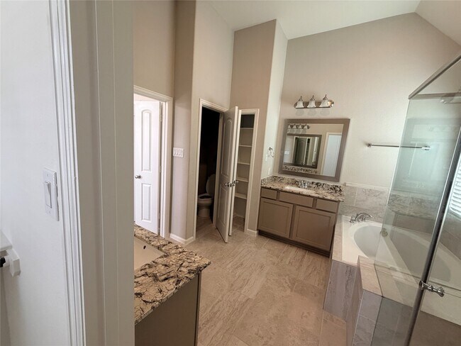 Building Photo - 2018 Royal Landing Dr