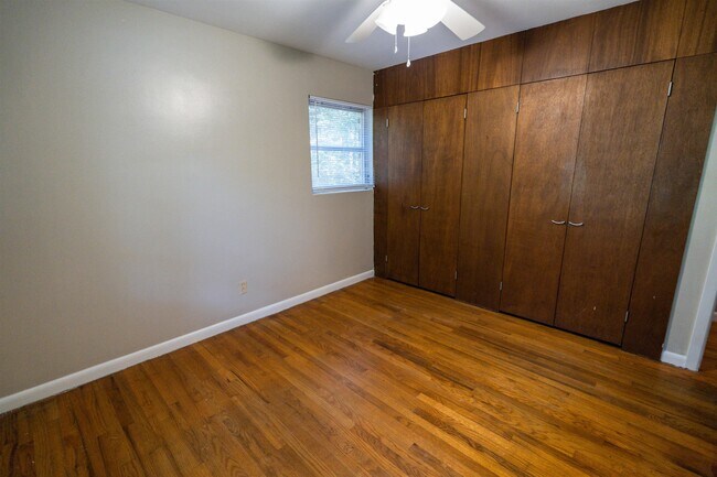 Building Photo - 2103 Evergreen Dr