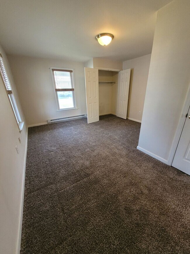 Building Photo - 984 W Main St