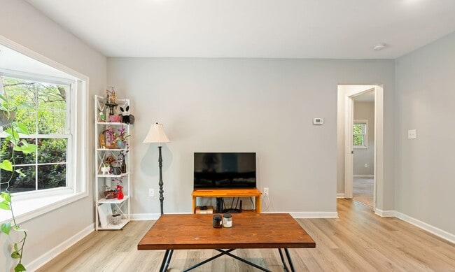 Building Photo - Nature Lovers 3 Bed 2 Bath Chapel Hill Ranch Available early August