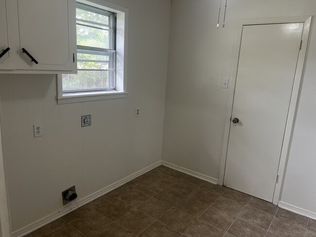 Building Photo - 405 Rosewood St