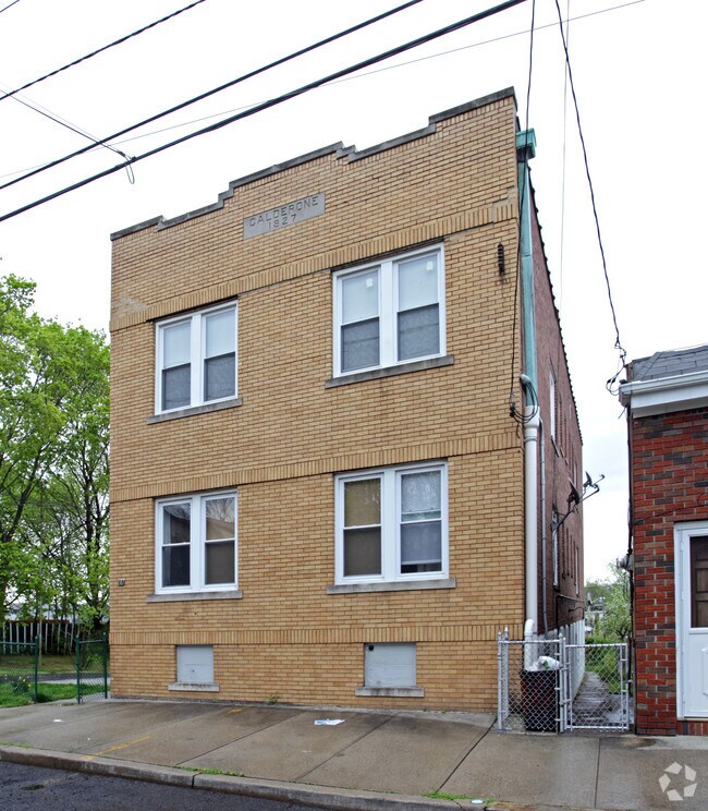 Building Photo - 88 Farnham Ave