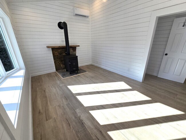 Building Photo - Renovated Cabin In Vilas