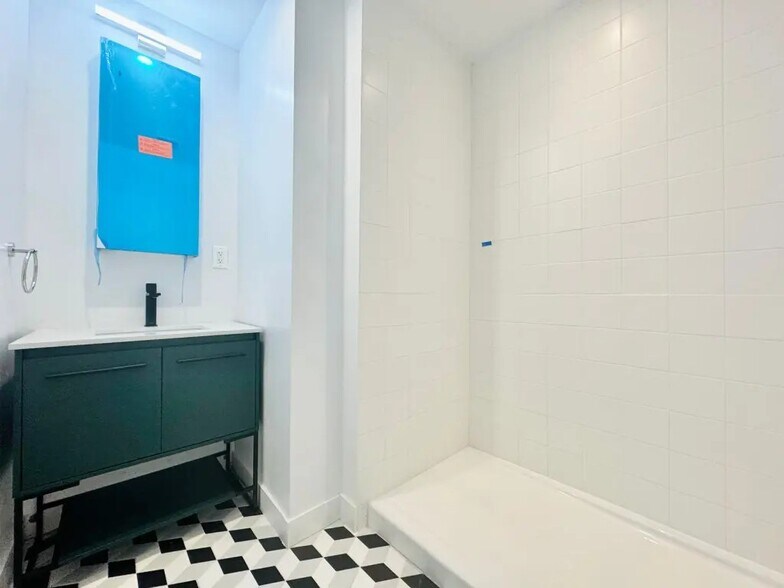 Building Photo - Furnished room/NOT APARTMENT