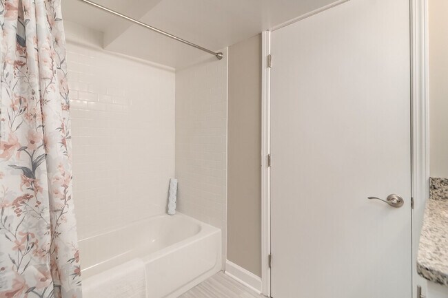 Building Photo - 649 Edgebrook Terrace