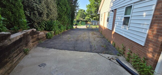 Building Photo - Classic Brick Ranch in Pfafftown