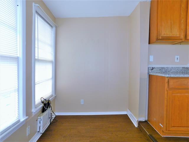 Building Photo - 216 Maple St